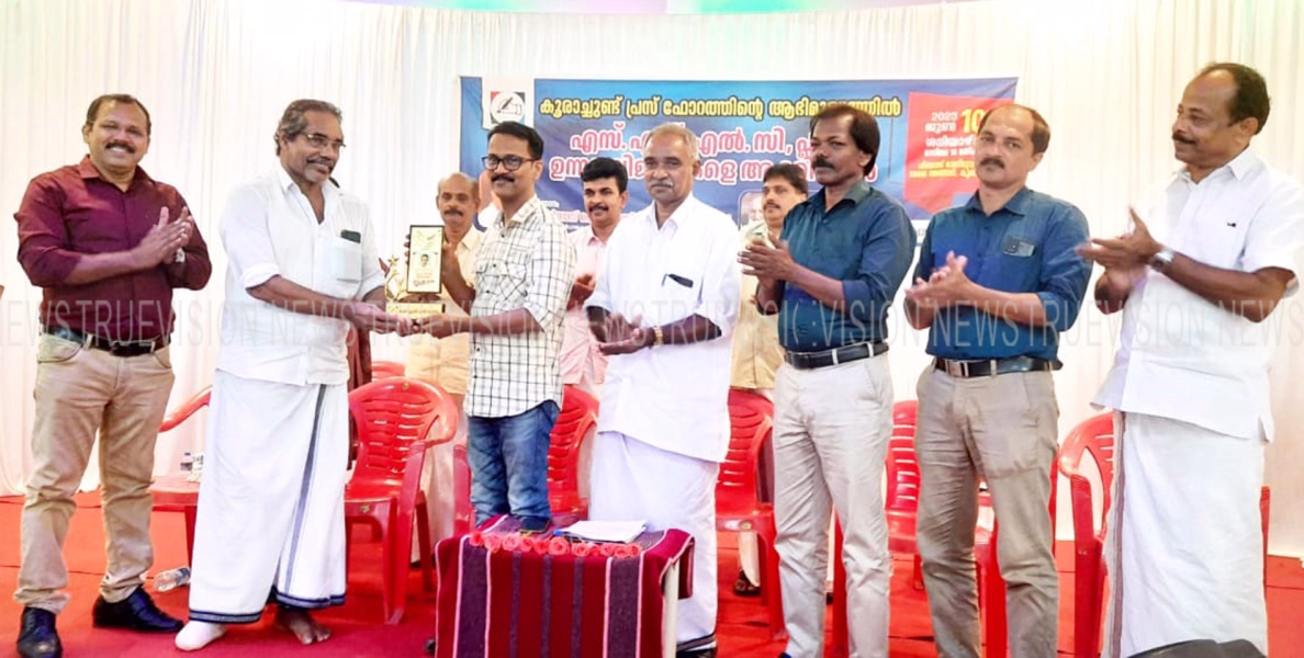 എസ്എസ്എല്‍സി, പ്ലസ് ടു പരീക്ഷയിലെ ഉന്നതവിജയികളെ അനുമോദിച്ച് കൂരാച്ചുണ്ട് പ്രസ് ഫോറം 