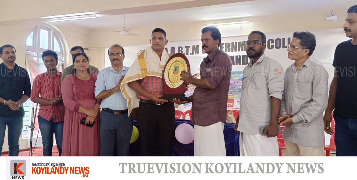 ഏകദിന സാഹിത്യ ശില്പശാലയും ആദരവ് സായാഹ്നവും ലെഫ്റ്റനന്റ് കേണല്‍ എ.കെ. സന്തോഷിന് ആദരവും സംഘടിപ്പിച്ച് എസ്എആര്‍ബിടിഎം പൂര്‍വ്വ വിദ്യാര്‍ത്ഥികള്‍ 