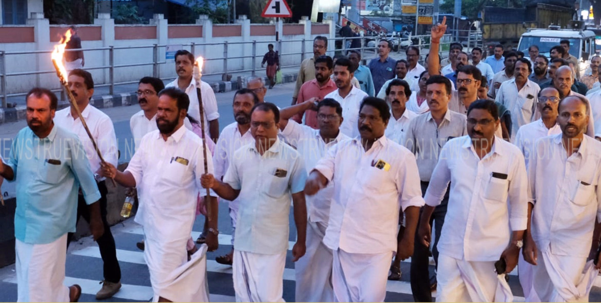 കെപിസിസി പ്രസിഡന്റ് കെ. സുധാകരനെതിരെയുള്ള രാഷ്ട്രിയ പകപോകല്‍; കൊയിലാണ്ടിയില്‍ നൈറ്റ് മാര്‍ച്ച് നടത്തി പ്രതിഷേധിച്ച് ബ്ലോക്ക് കോണ്‍ഗ്രസ്സ് കമ്മറ്റി 