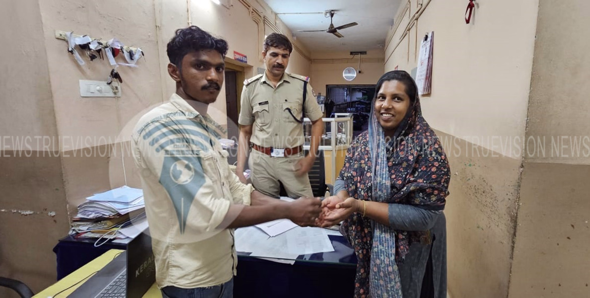ബസ്സില്‍ നിന്നും കളഞ്ഞുകിട്ടിയ സ്വര്‍ണാഭരണം ഉടമക്ക് തിരികെ നല്‍കി മാതൃകയായി ബസ് കണ്ടക്ടര്‍