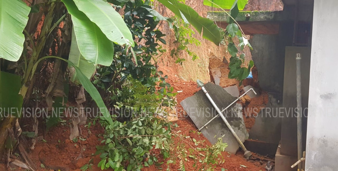 മല ഇടിഞ്ഞു വീണ് വീടിന്റെ പിന്‍ഭാഗം തകര്‍ന്നു