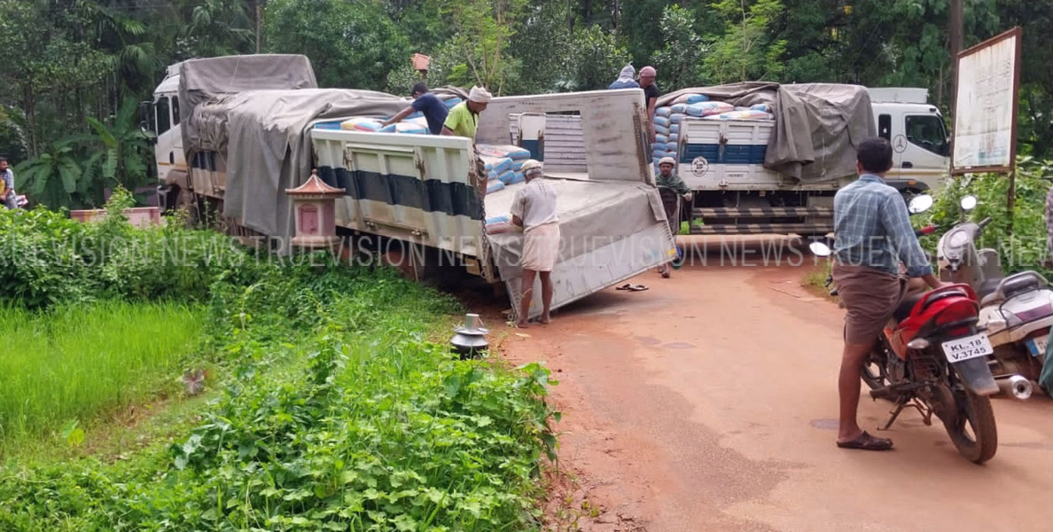 #accident | ജലജീവന്‍ പദ്ധതിയ്ക്കായി എടുത്ത കുഴിയില്‍ വീണത് സിമന്റ്‌ലോഡുമായി വന്ന ലോറി