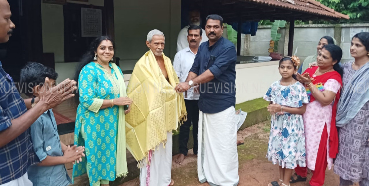എന്‍എന്‍ കക്കാട് ജന്മദിനത്തില്‍ ഉദയ ഗ്രന്ഥശാല പ്രവര്‍ത്തകര്‍ കക്കാട്ടില്ലത്തേക്ക് സാഹിത്യ തീര്‍ത്ഥയാത്ര സംഘടിപ്പിച്ചു.