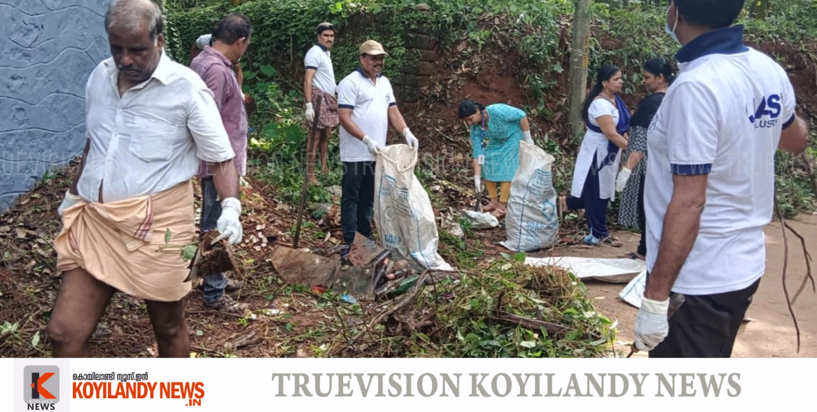 #balussery | ജനകീയ ആരോഗ്യസമിതി മൂന്നാം വാര്‍ഷികത്തോടനുബന്ധിച്ച് റോഡ് വൃത്തിയാക്കി 