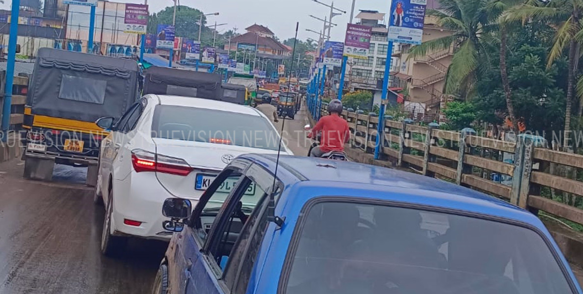 #trafficjam | കൊയിലാണ്ടിയില്‍ വന്‍ ഗതാഗതകുരുക്ക് 