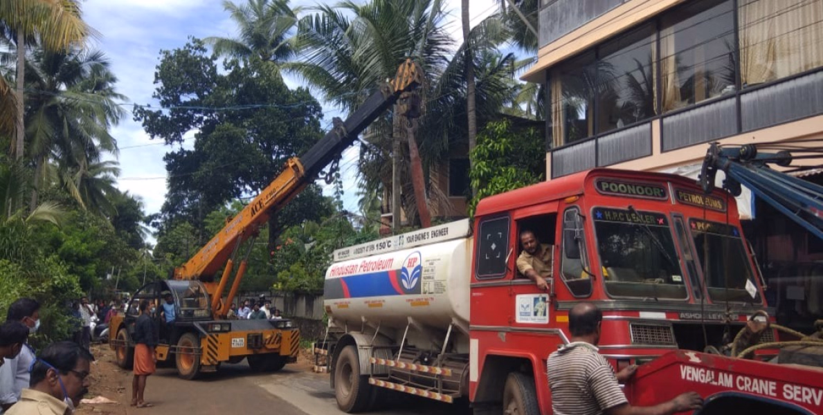 ടാങ്കർ ലോറി കുഴിയിൽ താഴ്ന്ന് കുനിയിൽ കടവ് - അത്തോളി റോഡിൽ ഗതാഗതം സ്തംഭിച്ചു