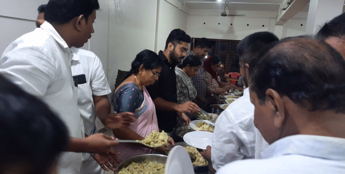 നാടൻ കപ്പയും കാന്താരി ചമ്മന്തിയും സൂപ്പർ; ഭക്ഷണ വിരുന്ന് വയറ് നിറച്ചു