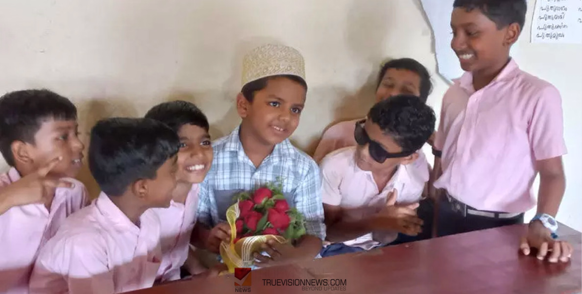 #Nipahsurvivor | നിപയെ അതിജീവിച്ച ഹനീൻ വീണ്ടും സ്കൂളിലെത്തി; പൂച്ചെണ്ട് നൽകി സ്വീകരിച്ചു 