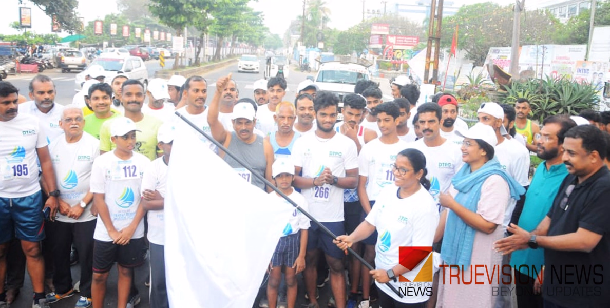 #BeyporeInternationalWaterFest | ചരിത്രമുറങ്ങുന്ന കോഴിക്കോടിന്റെ മണ്ണിലൂടെ ബേപ്പൂർ വരെ മിനി മാരത്തോണ്‍ 