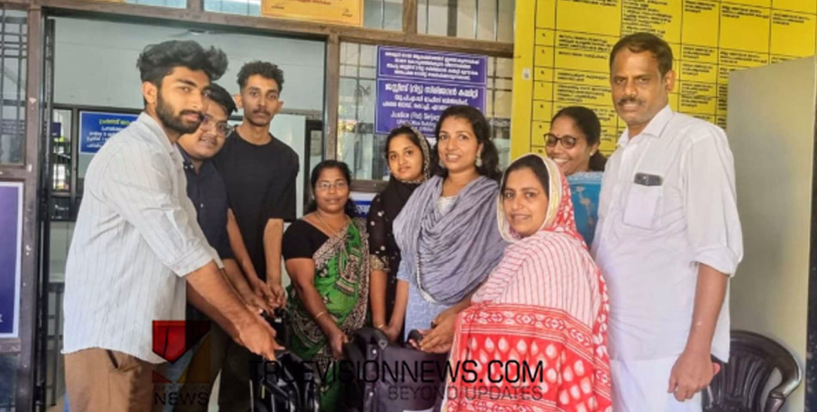#Wheelchairs | വാഹനാപകടത്തിൽ മരണപ്പെട്ട നിഷാദ് കെ കെയുടെ ഓർമ്മക്കായി വീൽ ചെയറുകൾ കൈമാറി 
