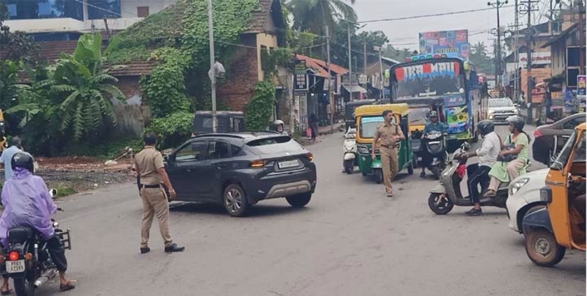 തലശേരി ട്രാഫിക്ക്  പൊലീസ് എവിടെ? ;  ഗതാഗതക്കുരുക്കഴിച്ച് ന്യൂമാഹി പൊലീസ് ഇൻസ്പെക്ടർ