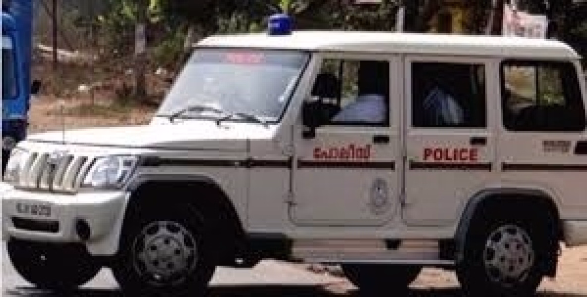 പൊലീസെന്ന വ്യാജേനയെത്തിയ സംഘം ട്രാവൽസ് ഉടമയായ  യുവാവിനെ തട്ടിക്കൊണ്ടു പോയതായി പരാതി