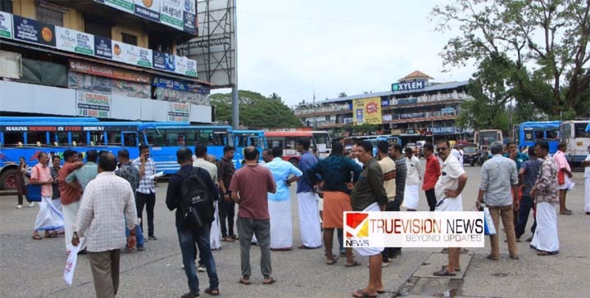 നാലാം ദിനവും പൊതുജനം പെരുവഴിയിൽതന്നെ ; ബസ് സർവ്വീസ് സ്തംഭിപ്പിച്ച് വാട്സ് ആപ്പ് സമരക്കാരുടെ ഭീഷണിയിൽ നോക്കു കുത്തിയായി അധികൃതരും, തൊഴിലാളി സംഘടനകളും  
