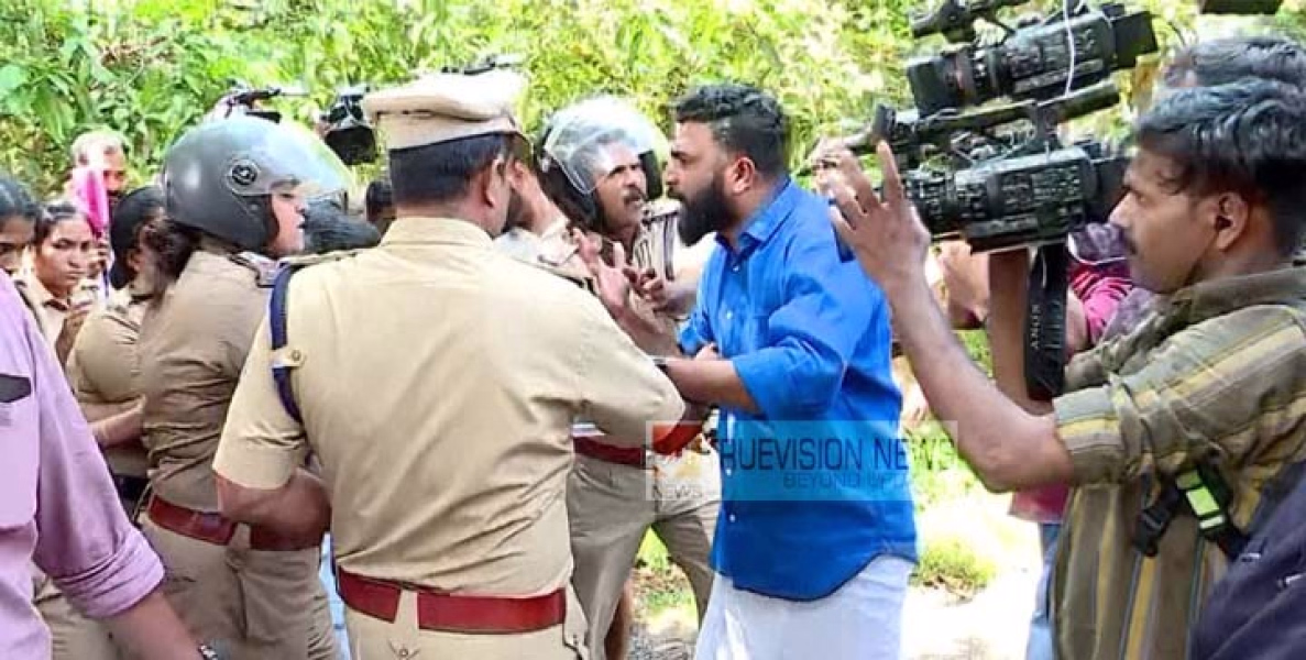 കണ്ണൂർ യൂണിവേഴ്സിറ്റി യൂണിയൻ തെരഞ്ഞെടുപ്പിനിടെ സംഘർഷം ;  വനിത സ്ഥാനാര്‍ത്ഥിയെ പിടിച്ചു വെച്ച് പൊലീസ്, എസ് എഫ് ഐ  പ്രവര്‍ത്തകരെത്തി മോചിപ്പിച്ചു
