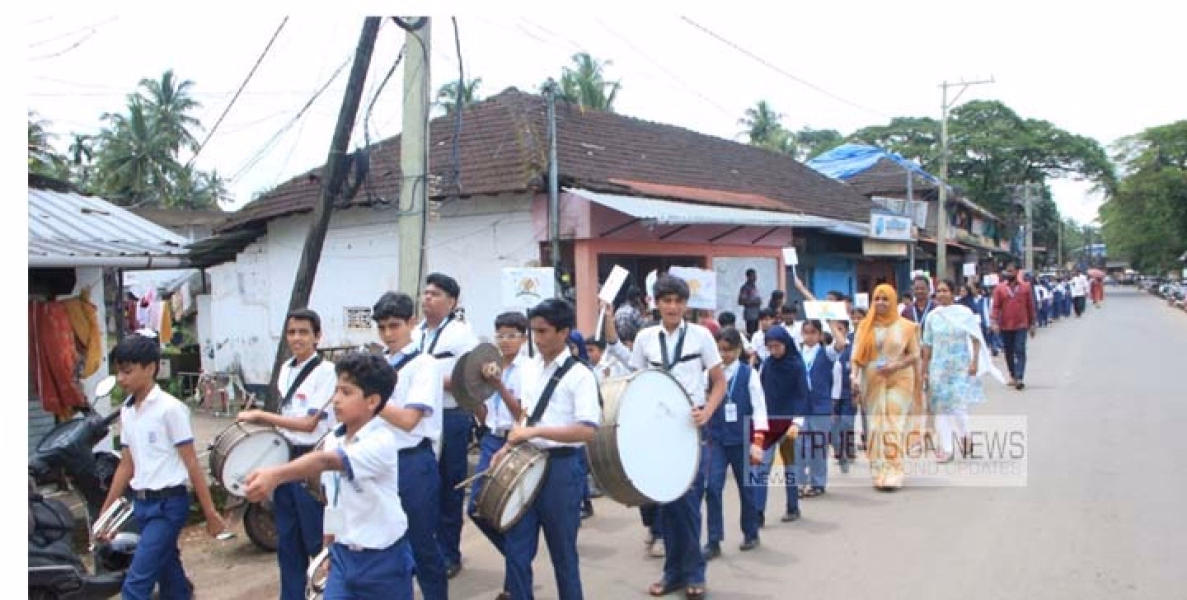 തലശ്ശേരി എം.ഇ.എസ് ബാവ റസിഡൻഷ്യൽ സ്കൂൾ വിദ്യാർത്ഥികൾ യുദ്ധവിരുദ്ധ റാലി നടത്തി