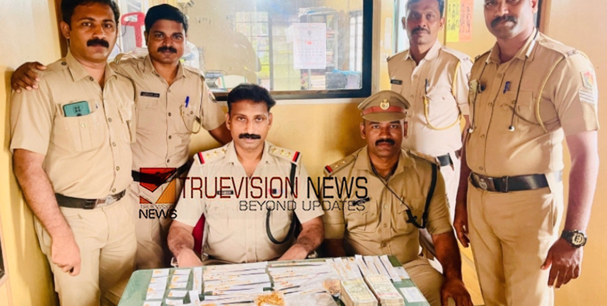 രേഖകളില്ലാതെ കടത്തിയ  55 പവൻ സ്വർണവും പണവുമായി  കോഴിക്കോട് സ്വദേശി കസ്റ്റഡിയിൽ