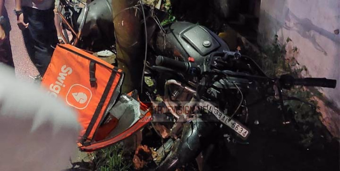 തലശേരിയിൽ നിയന്ത്രണം വിട്ട കാർ  സി പി എം ബ്രാഞ്ച് ഓഫീസ് തകർത്തു ; ബൈക്ക് യാത്രക്കാരനും ഗുരുതര പരിക്ക്, അർധരാത്രിയായതിനാൽ വൻ അപകടമൊഴിവായി. 