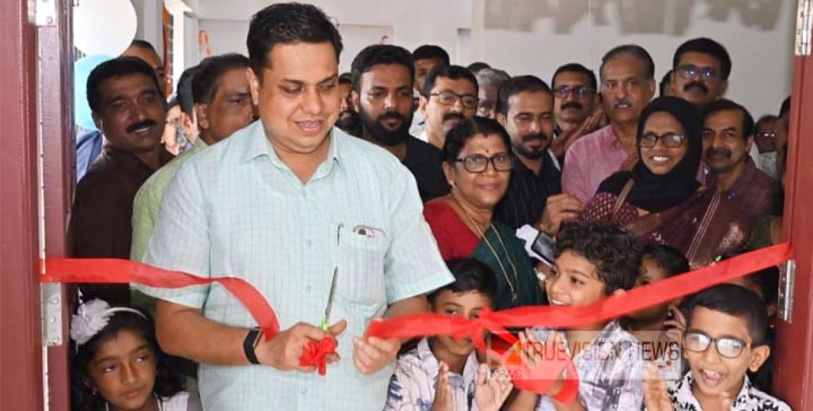 കതിരൂർ പുല്ല്യോട്  ഗവ.എൽ.പി.സ്കൂളിന് പുതിയ മുഖം ; മൂന്നാം നില, സ്റ്റേജ്, ഓഡിറ്റോറിയം എന്നിവയുടെ ഉദ്ഘാടനം നടന്നു 
