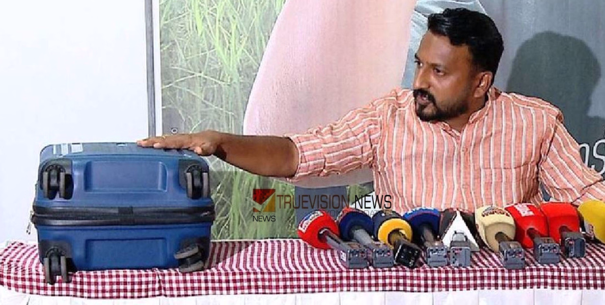 'നീലപ്പെട്ടി.. നീലപ്പെട്ടി'; രാഹുല്‍ മാങ്കൂട്ടത്തിലിന്‍റെ വീടിന് മുന്നില്‍ യുവാവിന്‍റെ പ്രതിഷേധം