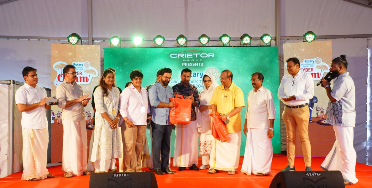 സൈബർ സിറ്റി ഓണാഘോഷം: ക്യാൻസർ രോഗികൾക്ക് വസ്ത്രം സമ്മാനിച്ചു