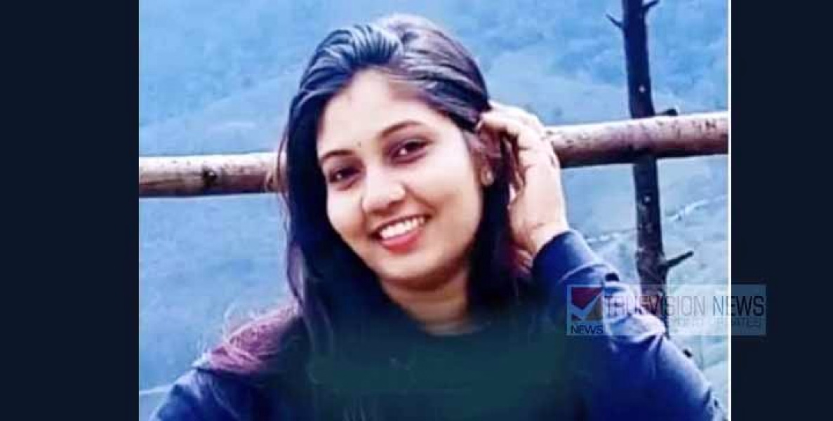 സ്വന്തം സ്ഥാപനത്തിൽ നിന്നും 26 ലക്ഷം രൂപയുടെ സ്വര്‍ണം മോഷ്ടിച്ച്‌ മറ്റു സ്ഥാപനങ്ങളിൽ  പണയം വെച്ച്‌  ജീവനക്കാരി മുങ്ങി   