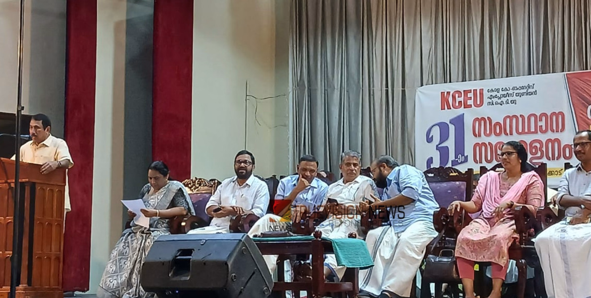 സഹകരണ ജീവനക്കാർ പുതിയ കാലത്തിന്റെ സഞ്ചാരപഥങ്ങളിൽ ഓടാൻ തയ്യാറാവണം -  എം മെഹബൂബ്