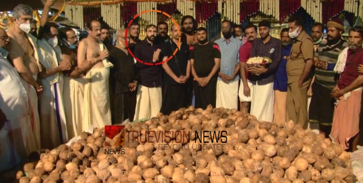 ഉണ്ണികൃഷ്ണന്‍ പോറ്റിയുടെ പണപ്പിരിവ് നെയ്യഭിഷേകത്തിലും; അഭിഷേകം നടത്തി പ്രസാദം ഭക്തര്‍ക്ക് നല്‍കി ലക്ഷക്കണക്കിന് രൂപ പിരിച്ചു 