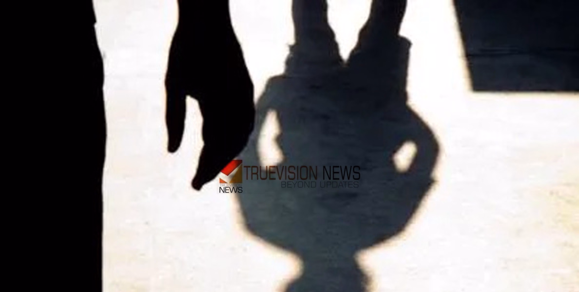 അച്ഛന്റെ ക്രൂരത; പത്തനംതിട്ടയിൽ പന്ത്രണ്ടുവയസുകാരനെ ചട്ടുകം വെച്ച് പൊള്ളിച്ചു, തല ഭിത്തിയിൽ ഇടിപ്പിച്ച് മർദ്ദിച്ചു, പിതാവിനെതിരെ കേസ്