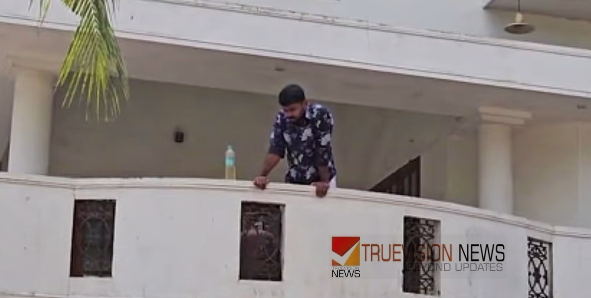 ദേശീയപാത നിർമാണത്തിനായി വീട് പൊളിക്കുന്നതിനെതിരെ പ്രതിഷേധം; കാസർ​ഗോഡ് ഗ്യാസ് സിലിണ്ടറും പെട്രോളുമായി വീടിന് മുകളിൽ കയറി ഭീഷണി