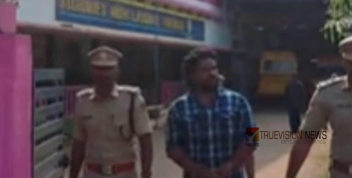 'നേരത്തെ വീട്ടിലെത്തിയ മകനെ തിരികെ സ്കൂളിലേക്ക് കൊണ്ടുപോയി അധ്യാപകൻ'; പിന്നാലെ അച്ഛൻ സ്കൂളിലെത്തി അധ്യാപകനെ മർദ്ദിച്ചു; പ്രതി അറസ്റ്റിൽ