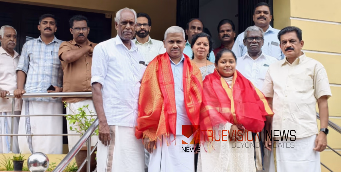  ഇനി സി പി എമ്മിൽ പ്രവർത്തിക്കും; തൃശ്ശൂരിൽ കോൺഗ്രസ് നേതാവും ഭാര്യയും സി പി എമ്മിൽ ചേർന്നു