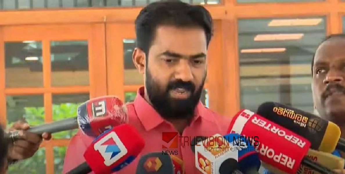 'കോൺഗ്രസ് നേതൃത്വത്തെ രാഹുലും ഷാഫിയും ഭീഷണിപ്പെടുത്തുകയാണ്, സൈക്കോപാത്ത് ക്രിമിനലിനെ സംരക്ഷിക്കുന്ന എല്ലാവര്‍ക്കുമെതിരെ ഡിവൈഎഫ്ഐ പ്രതിഷേധിക്കും' - വികെ സനോജ്