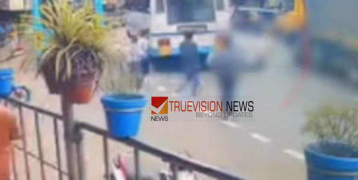 കോഴിക്കോട് - പാലക്കാട് ദേശീയപാതയിൽ ലോറി ബൈക്കിലിടിച്ച് അപകടം; ബൈക്ക് യാത്രികൻ ര​ക്ഷപ്പെട്ടത് തലനാരിഴയ്ക്ക്