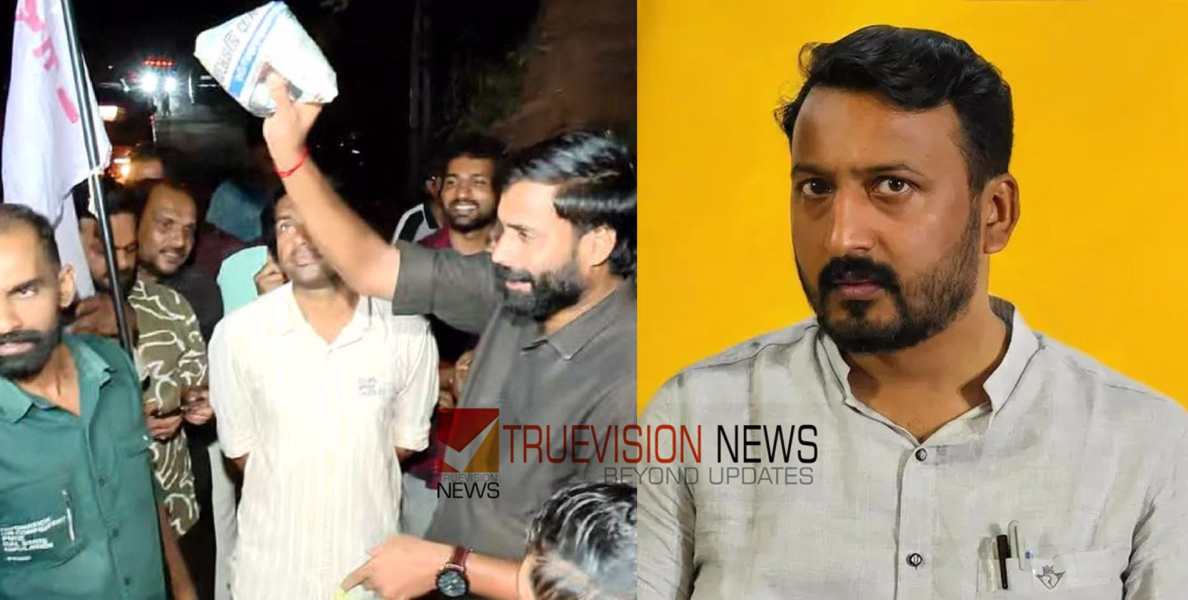 'രാഹുലിന് ഇന്ന് പട്ടിണി കിടക്കേണ്ടിവരില്ല'; പൊതിച്ചോറുമായി കാസർകോട് കോടതി പരിസരത്ത് ഡിവൈഎഫ്ഐ 