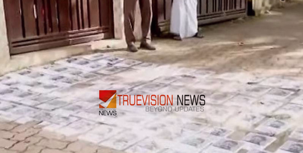 ചവിട്ടിട്ട് പോയാമതി....! നടപ്പാതയിൽ രാഹുൽ മാങ്കൂട്ടത്തിലിൻ്റെ ഫോട്ടോ; കണ്ണൂരിലെ വനിതാ കോളേജിൽ വിദ്യാർത്ഥിനികളുടെ വേറിട്ട പ്രതിഷേധം 