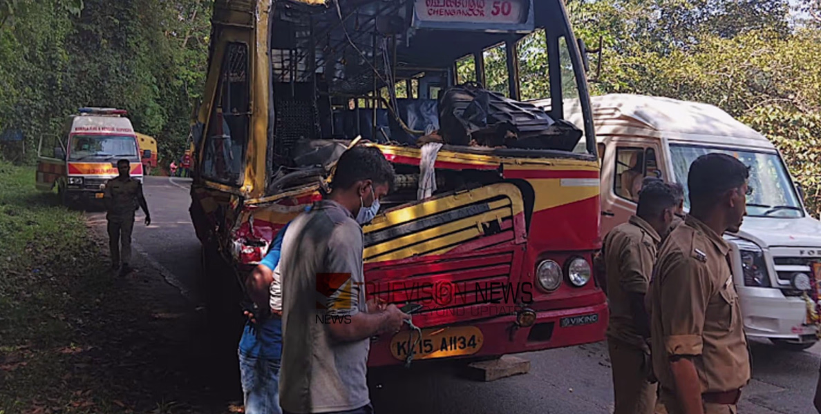 പമ്പയിൽ കെഎസ്ആർടിസി ബസ് കൂട്ടിയിടിച്ച് അപകടം; തീർത്ഥാടകരടക്കം 30 ലേറെ പേർക്ക് പരിക്ക്
