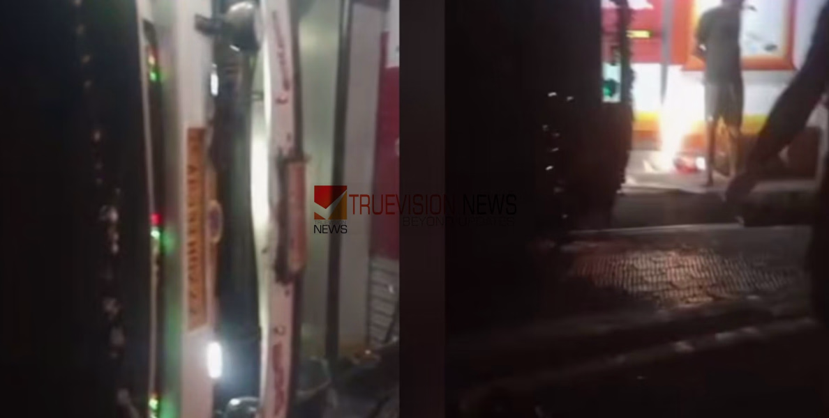 ശബരിമല തീര്‍ത്ഥാടകര്‍ സഞ്ചരിച്ച ബസ് മറിഞ്ഞ് അപകടം; നാല് പേര്‍ക്ക് പരിക്ക്, ഒരാളുടെ കാല് അറ്റുപോയി