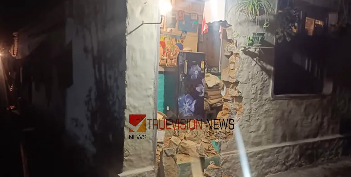വാൽപ്പാറയിൽ വീടിനു നേരെ കാട്ടാന ആക്രമണം: വീട്ടിലുണ്ടായിരുന്നവർ ഓടി രക്ഷപ്പെട്ടു