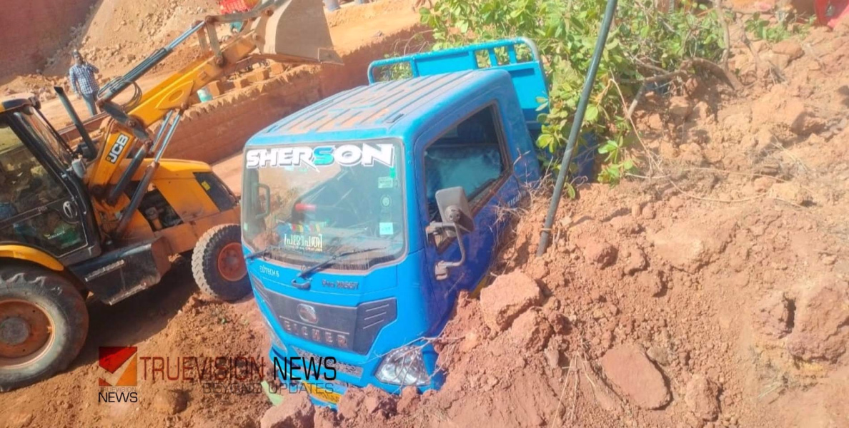 കണ്ണൂർ കൂത്തുപറമ്പിൽ ലോറിക്ക് മുകളിലേക്ക് മണ്ണ് ഇടിഞ്ഞുവീണ് ഡ്രൈവർക്ക് ദാരുണാന്ത്യം