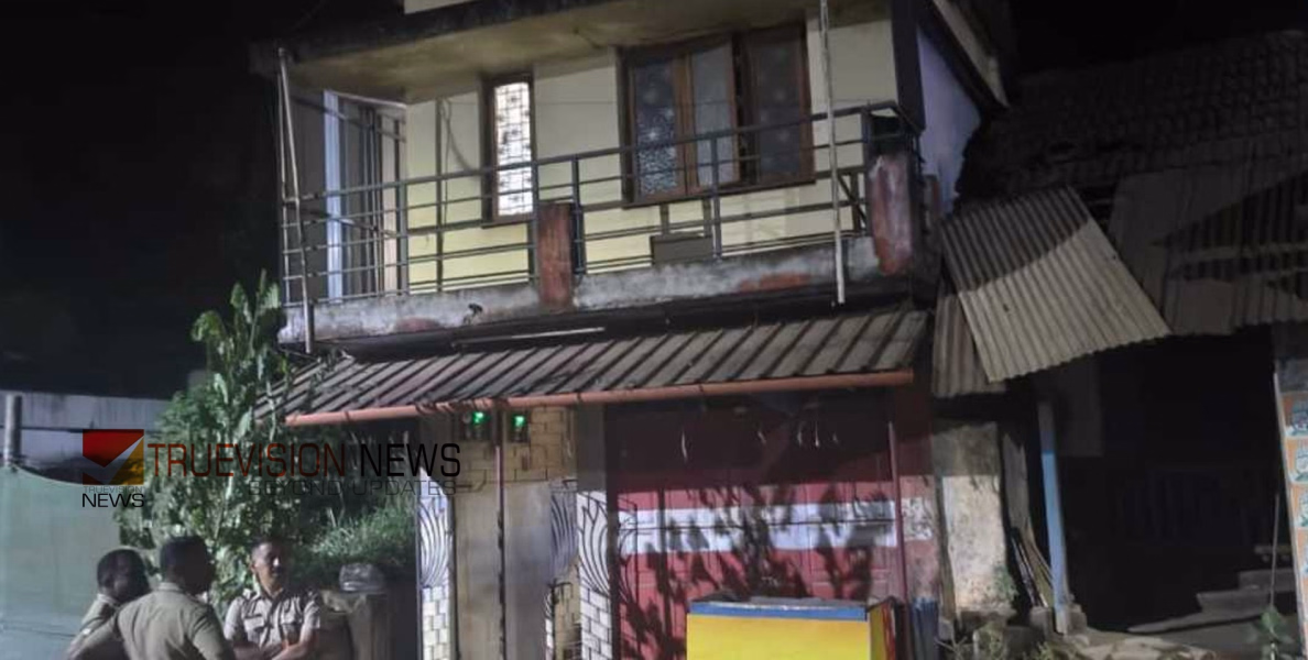അരുംകൊല ...  ഒറ്റപ്പാലത്ത് ദമ്പതികളെ വെട്ടിക്കൊന്നു; നാല് വയസ്സുള്ള പേരക്കുട്ടിക്ക് ഗുരുതര പരിക്ക്, യുവാവ് കസ്റ്റഡിയില്‍