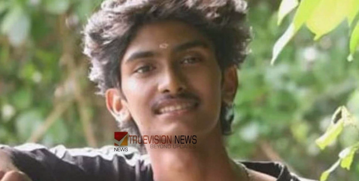 കൈയ്യിൽ നിന്ന് മദ്യക്കുപ്പി കണ്ടെത്തി, സംഭവം വീട്ടിൽ അറിയിച്ച് അധ്യാപകർ; പിന്നാലെ പ്ലസ് ടു വിദ്യാർഥി തൂങ്ങിമരിച്ച നിലയിൽ