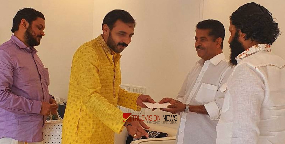 ശബരിമല സ്വർണ്ണ മോഷണം: അടൂർ പ്രകാശും ഉണ്ണികൃഷ്ണൻ പോറ്റിയും തമ്മിൽ അടുത്ത ബന്ധം? ചിത്രങ്ങൾ പുറത്ത്