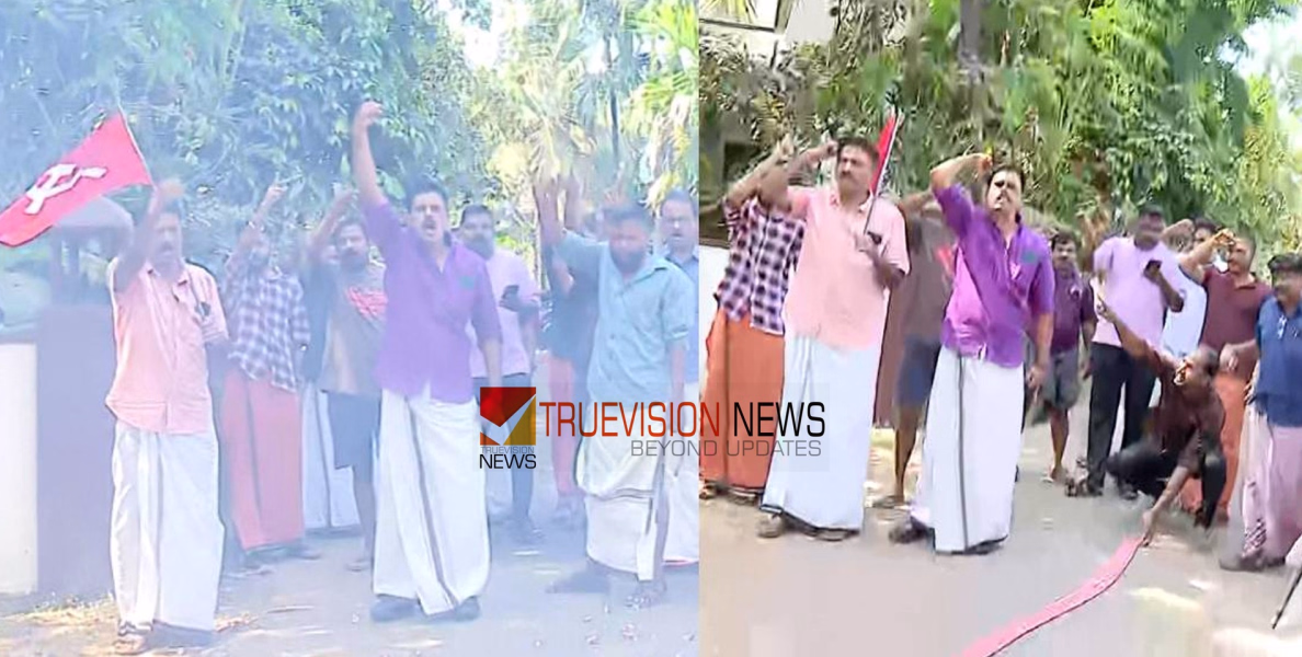 നടപടിക്ക് പിന്നാലെ ആഹ്ളാദ പ്രകടനം; വി കുഞ്ഞികൃഷ്ണന്‍റെ വീടിന് മുന്നിൽ പടക്കം പൊട്ടിച്ച് പ്രവർത്തകർ