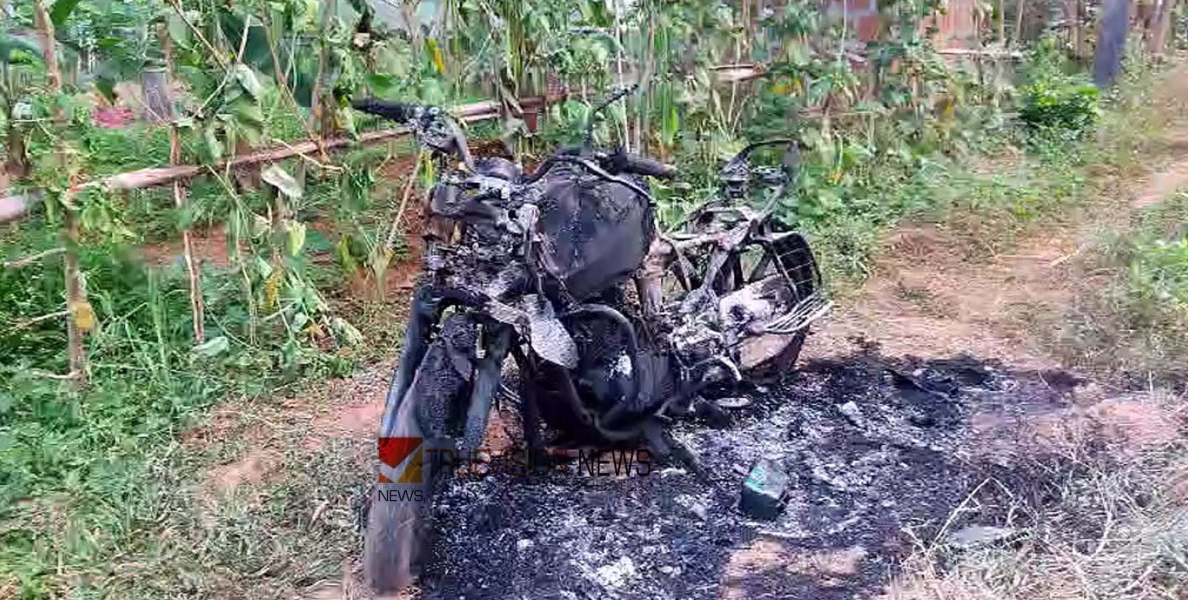 പയ്യന്നൂരിൽ വിഭാഗീയത കത്തുന്നു; വി കുഞ്ഞികൃഷ്ണന് അനുകൂലമായി പ്രകടനം നടത്തിയ ആളുടെ ബൈക്ക് കത്തിച്ചു