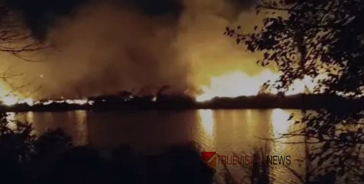 ഭാരതപ്പുഴയിൽ വീണ്ടും തീപിടിത്തം; 2 ഏക്കറോളം സ്ഥലം കത്തിനശിച്ചു