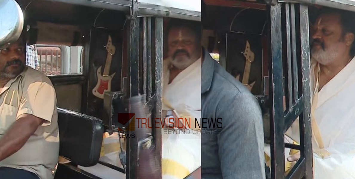 മന്ത്രിയെ കണ്ട് ഓട്ടോ ഡ്രൈവർ പോലും ഞെട്ടി! ഔദ്യോഗിക വാഹനം എത്താന്‍ വൈകി, ഓട്ടോറിക്ഷയില്‍ കയറി സുരേഷ് ഗോപി