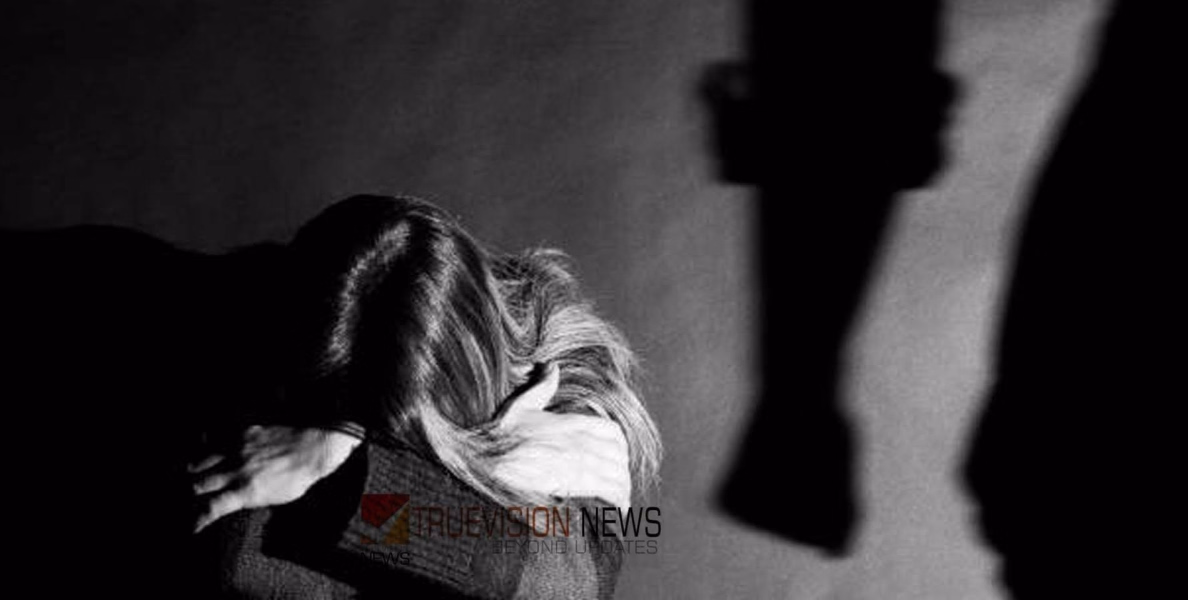 തൃത്താല കുമ്പിടിയിൽ യുവതികളുടെ തലയ്ക്ക് ചുറ്റിക കൊണ്ട് അടിച്ചു, അക്രമിയെത്തിയത് മുഖം മറച്ച്, സിസിടിവി ബക്കറ്റിനാല്‍ മൂടി