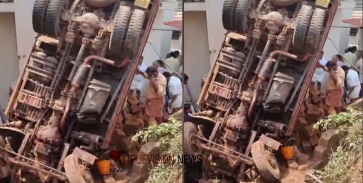 കണ്ണൂർ ഇരിക്കൂറിൽ നിയന്ത്രണം വിട്ട ചെങ്കൽ ലോറി പള്ളി കെട്ടിടത്തിലേക്ക് മറിഞ്ഞ് അപകടം; ഡ്രൈവറെ പുറത്തെടുത്തത് ഏറെ നേരത്തെ പരിശ്രമത്തിനൊടുവിൽ