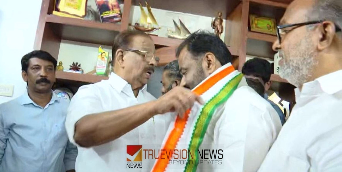 ‘എന്റെ വാക്ക് പാലിച്ചു’; മോഹനനെ ഷാള്‍ അണിയിച്ച് സുധാകരന്‍; പ്രചാരണത്തില്‍ സജീവമാകും