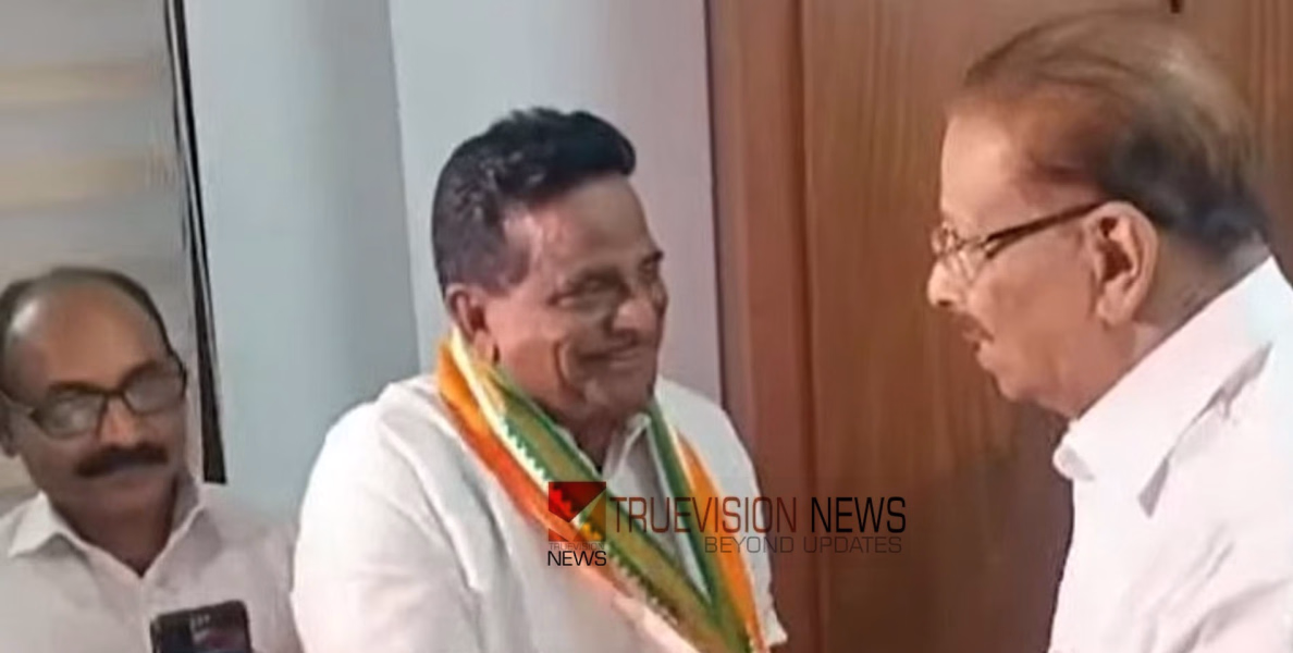 ത്രിവർണ ഷാൾ അണിയിച്ച് സ്വീകരണം; കെ. സുധാകരനെ വീട്ടിലെത്തി കണ്ട് ടി.കെ. ഗോവിന്ദൻ,  പൂർണ പിന്തുണ വാഗ്ദാനം ചെയ്ത് സുധാകരൻ